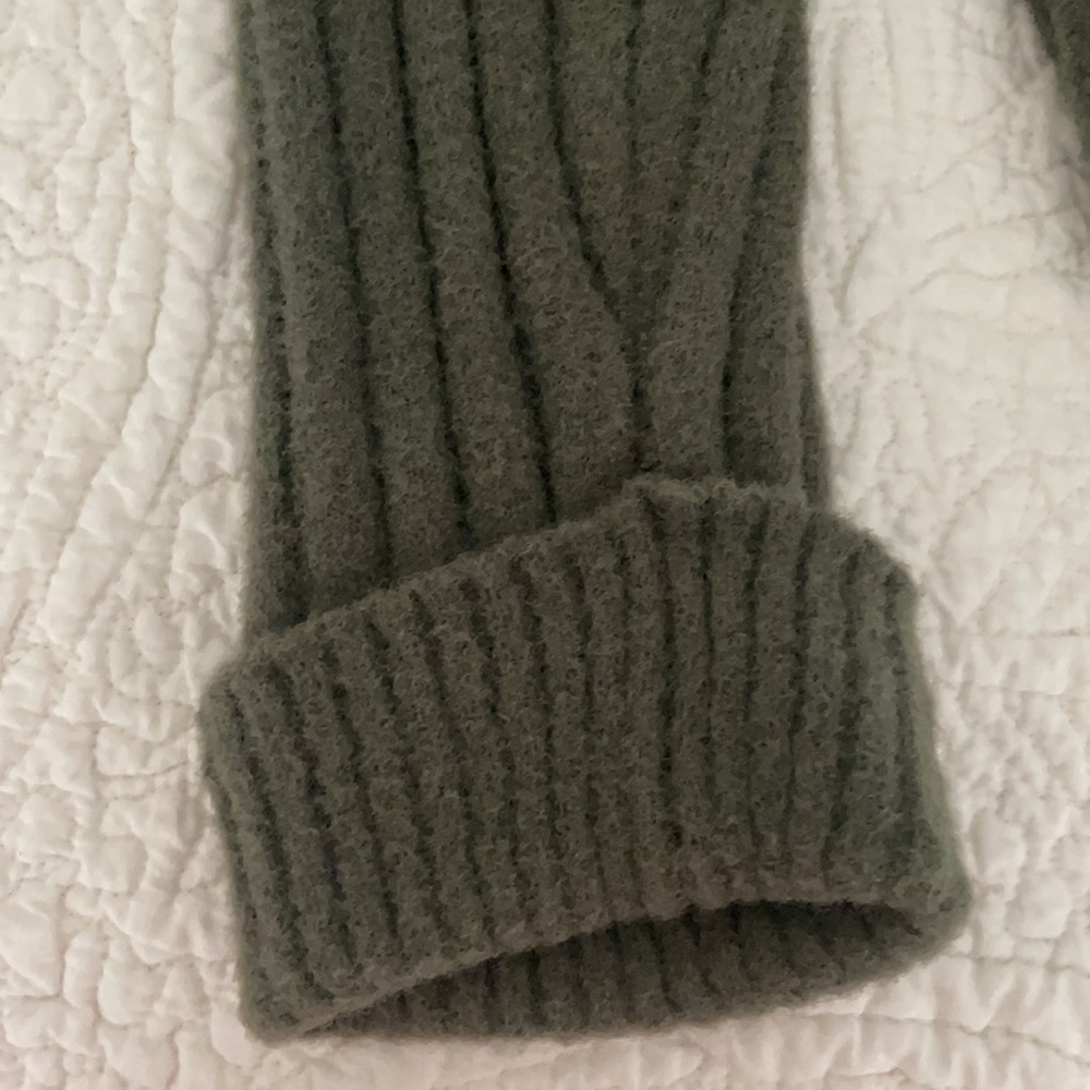 Super Soft Express Sweater Size Small - image 5